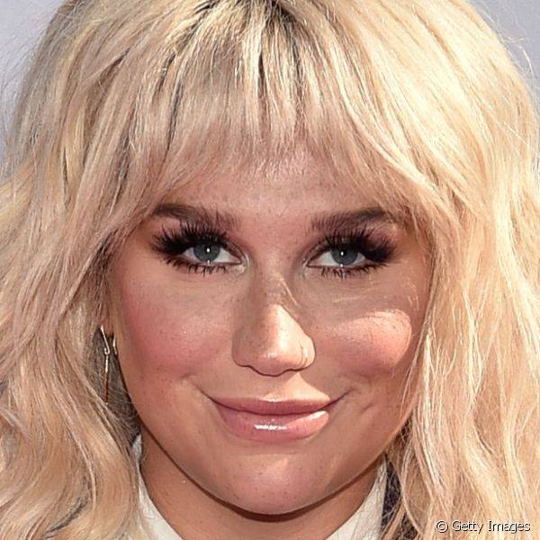 A cantora Kesha apresentou uma make suave e natural, com c?lios posti?os ultra volumosos e gloss nude